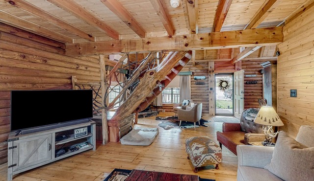 Rustic retreat with mountain views, hot tub, grill, fireplace, central AC, & W/D