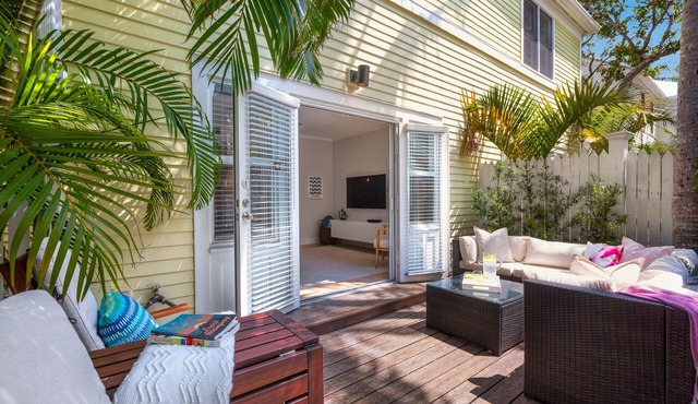 SALTWATER REMEDY~2BR/2.5Ba Truman Annex/Porter Crt Townhome/Semi-private Pool