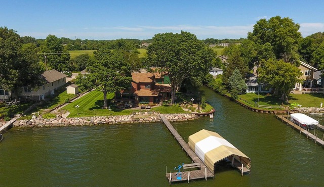 Sandy Shore Beach House: Lake Minnetonka