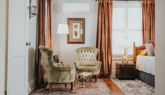 Savannah Vintage Haven - Thomas Square