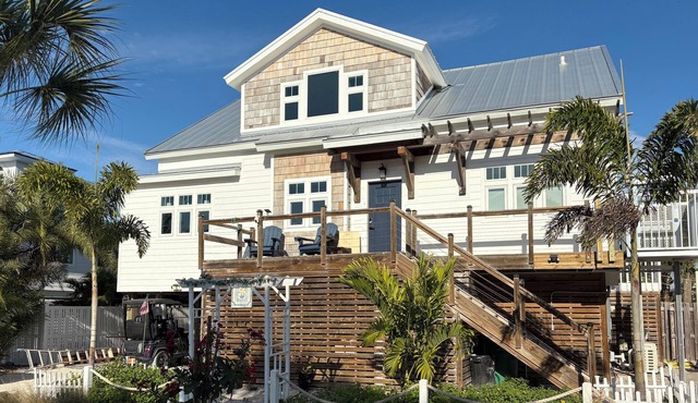 Saylor's Haven: Renovated Palm Island Retreat with Pool Spa Dock and Harbor View