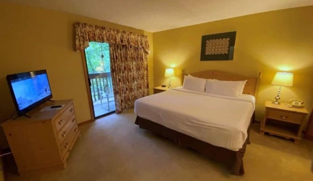 Scenic Views! Minutes From Panthertown Valley Trail, 3 Pools, Free Parking
