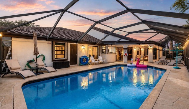 Screened Pool + Firepit + Outdoor Lounge | Mins to WEF + Polo | Near World Cup
