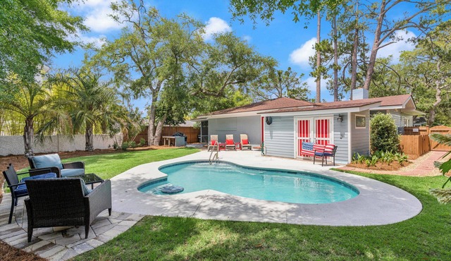 Sea Renity sleeps 8, Outdoor TV Room, Heated Pool, Renovated