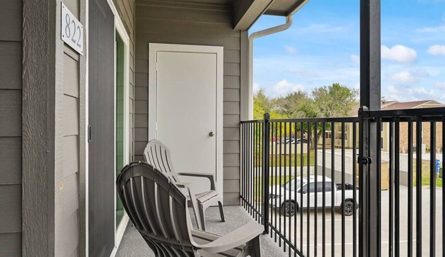 SEC Station ~ Efficient & Cozy for a small group! in Bryan