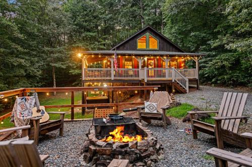 Secluded Cabin: Hot Tub & 10 Mi to Blue Ridge