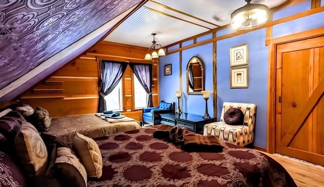 Secluded Estate Sleeps 8 with 1 acre fishing pond
