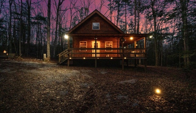 Secluded Honeymoon Cabin-Hot tub