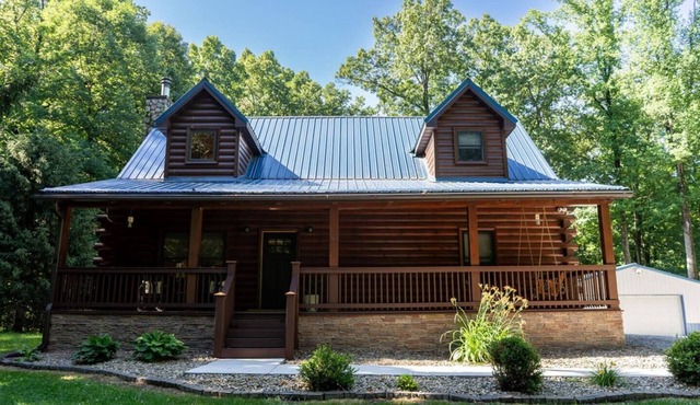Secluded log home! The Falcone Lodge
