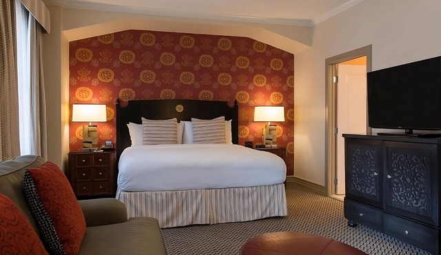 See Iconic Attractions! Elegant Suites Near Theatre and Park! Pets Allowed Here!
