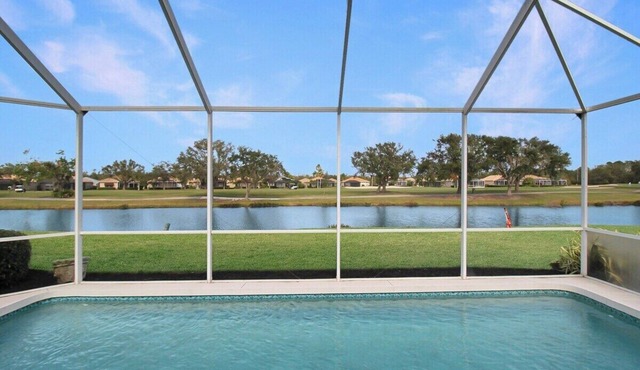 Serene pool home in the exclusive Heritage Oaks Golf & Country Club - Oak Water Escape