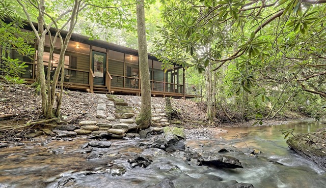 “Serenity Wow!” Cabin on the Creek Close to Town