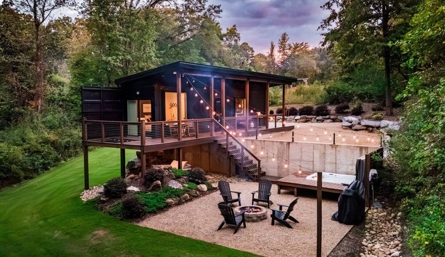Shipyard 2.0 | Hot Tub, Waterfall with Daybed, Fire Pit + Hammock!