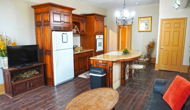 Shopping District Apt | Heart of Historic Downtown