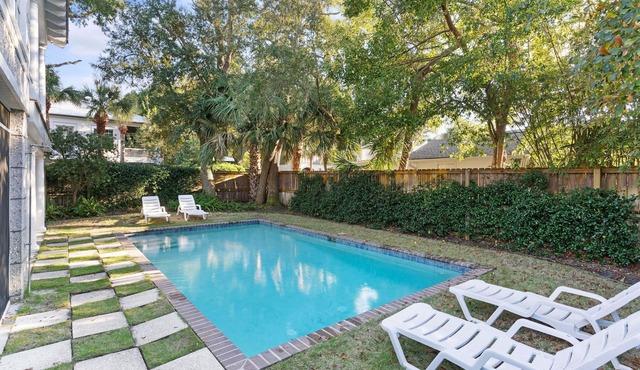 Shore am Happy located at the 8th Street Beach Entrance, sleeps 12 w/large Pool