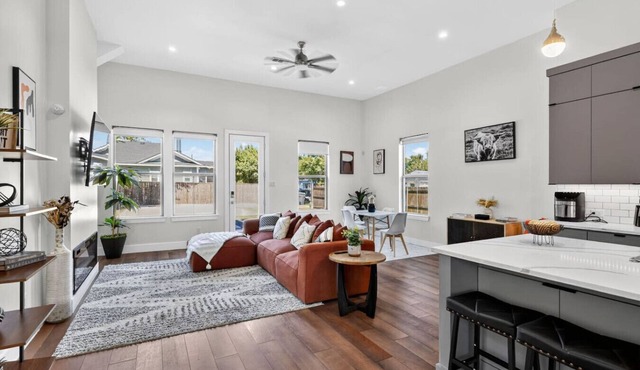 Skyline Haven – 4BR Rooftop City-Escape