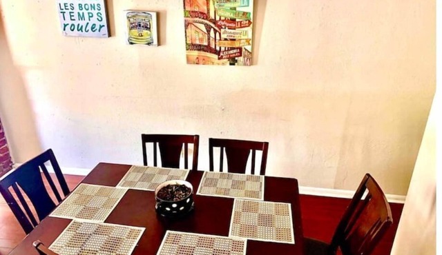 Sleeps 16 Bring the Family Walk to Bourbon Street!