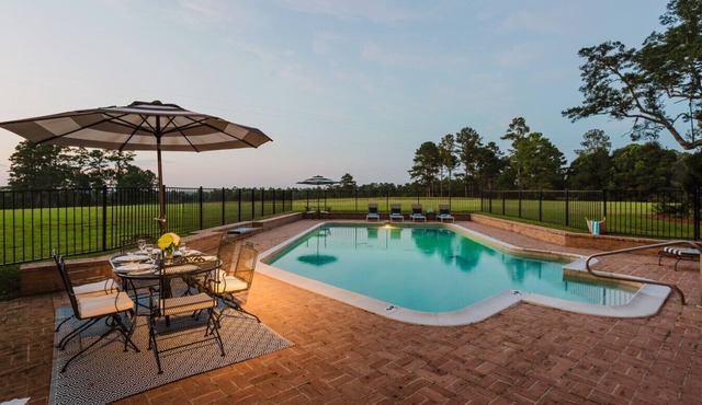 Sleeps 20 | 85 Acres w/Pool & Fire Pit