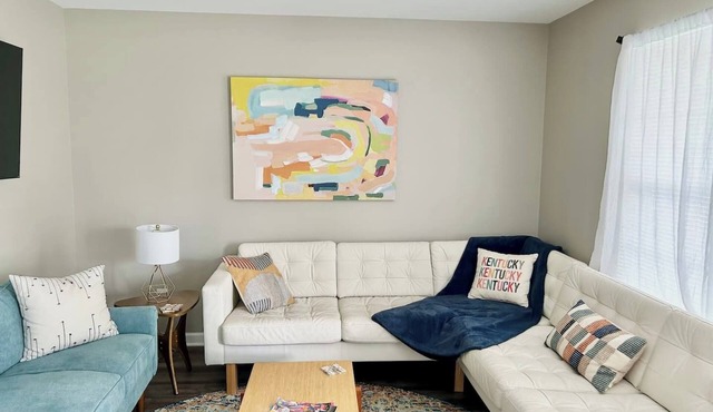 Sleeps 8. Cozy Bungalow in Downtown Georgetown