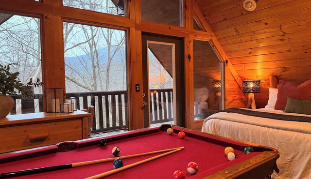 Smokies Escape 1.2 mi from GSMNP! Fireplace, Hot Tub, King Suite