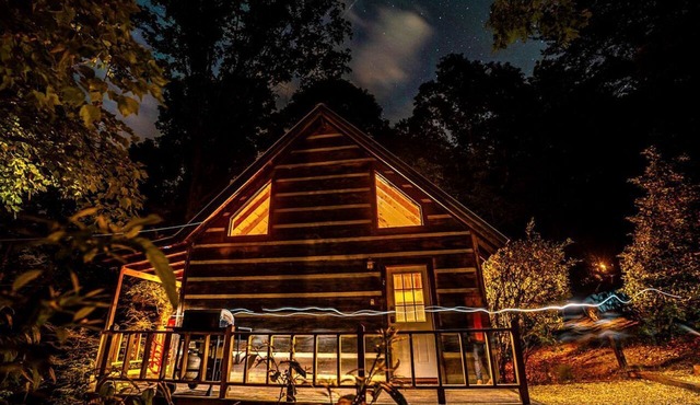 Snug and Cozy Cabin Rental with a Hot Tub near Copperhill for a Relaxing Vacation in Tennessee