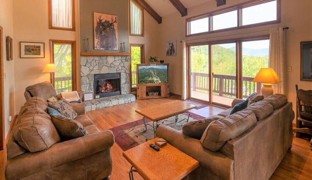 "Solitude Above All" spacious, cozy chalet w/mountain views NEW LISTING DISCOUNT