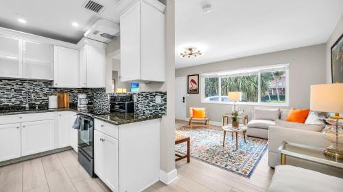 SoSo Coastal Retreat Walk to Intracoastal & Downtown
