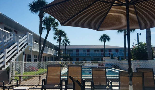 Spacecoast 2-bedroom 1st floor condo, relaxing 55+ complex in Cape Canaveral