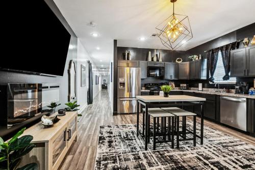 Spacious 10BR NOLA Home, Perfect for Groups, King bed