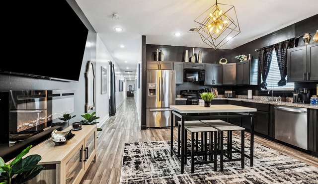 Spacious 10BR NOLA Home, Perfect for Groups, King bed