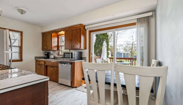 Spacious 3-Bed Loft Home, Private Deck & Fire Pit