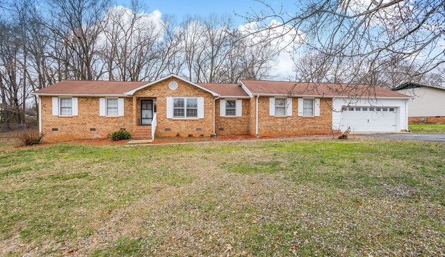 Spacious 4-bedroom house in serene Boiling Springs with AC