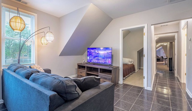 Spacious 4-bedroom apartment with AC and WiFi in terrific Chicago