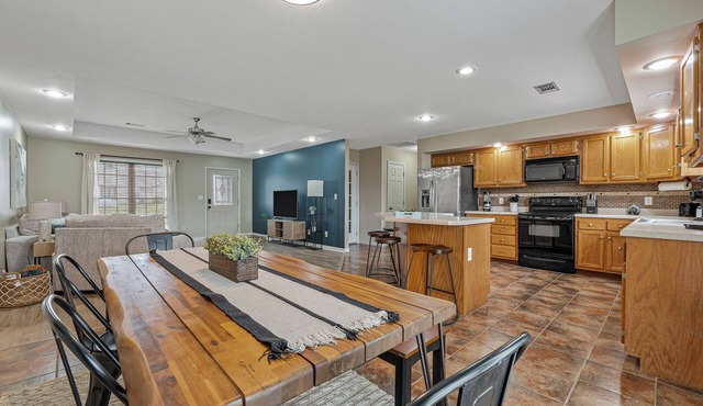 Spacious 4-bedroom house in Jonesboro with Highspeed WiFi