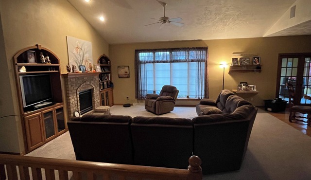 Spacious 4-bedroom house. 23 miles to Lambeau Field and 21 miles to EAA Oshkosh