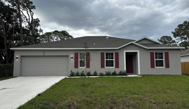 Spacious 4-bedroom house with AC, WiFi in wonderful Palm Bay