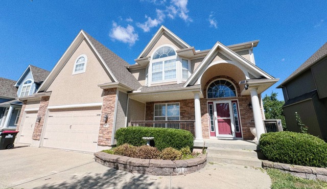 Spacious 4-bedroom house with WiFi and AC in fabulous Lee's Summit