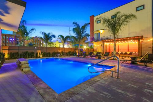 Spacious 4BR Home w Pool & Parking !