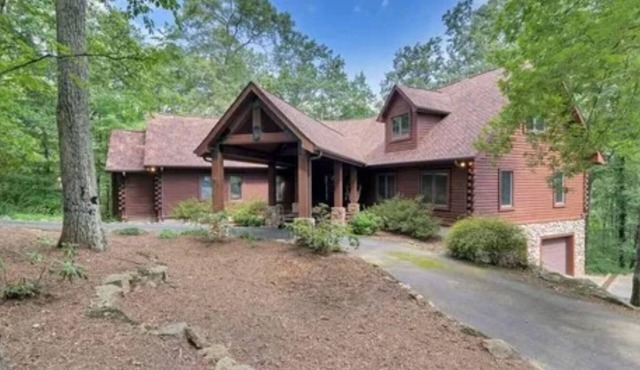 Spacious 5-bedroom cabin in delightful Landrum with WiFi, AC