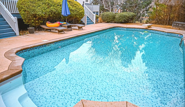 Spacious 5-bedroom house in McDonough with a pool 35 minutes from Atlanta.