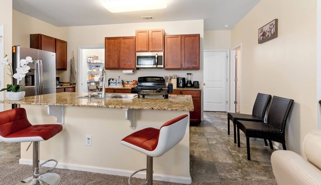 Spacious 5-bedroom house with AC, WiFi in charming Riverdale 3 Spa-Like Baths