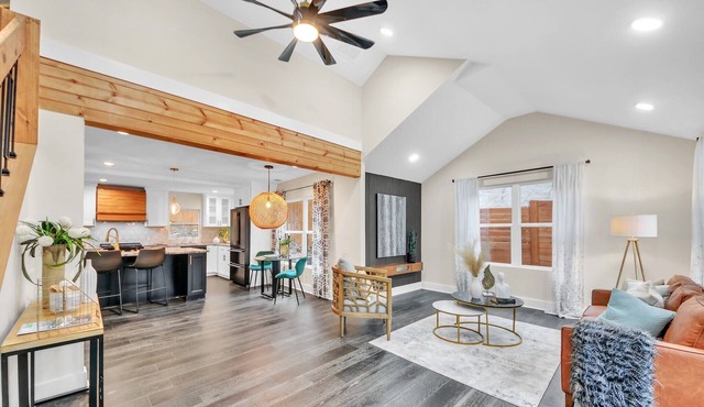 Spacious 5-bedroom Luxury house seconds from Atlanta Airport with All Amenities