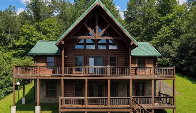 Spacious 5BR Mountain Lodge | Hot Tub, Pool Table & Scenic Views