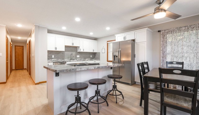 Spacious 6 Bedroom House Minutes from Purdue