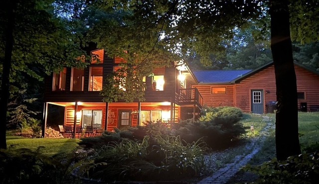 Spacious and Charming 3BR 3BA 2 Story Log Home, Canoe, Kayaks Included