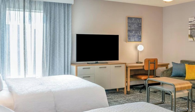Spacious and Inviting 2 Queen Beds Perfect for Friends or Family Getaways