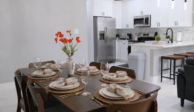 Spacious and Modern 3 BR Duplex in Houston/Free Parking/Near Downtown & IAH