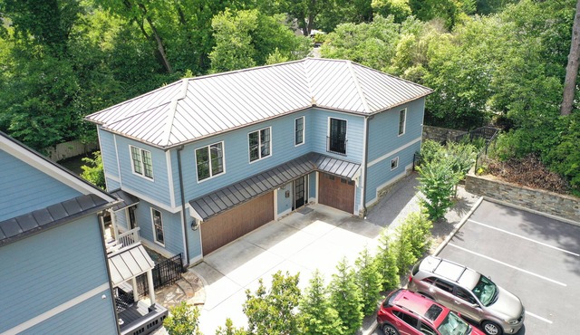 Spacious Buckhead Carriage House, Outdoor Fun, Walk to Shops & Dining!