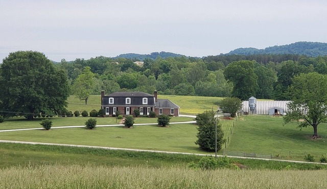 Spacious home for relaxation in Roseland. 30 min from hiking trails, wineries.