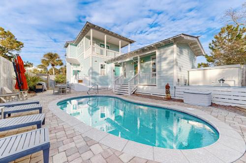 Spacious Home with Private Pool dog-friendly 2 Blocks to Beach